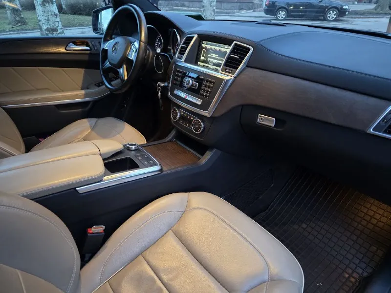 Mercedes-benz gl350 cdi 4 matic год выпуска 2013 дизельный 258 л. с. пробег 235 000 км цена 3 500 000 рублей стоит зимняя резина 1 сезон на дисках r18, в комплекте новая летняя резина на дисках r20 авто в отличном состоянии авто находится в г. донецк, днр +79497321929 - фотография - 10