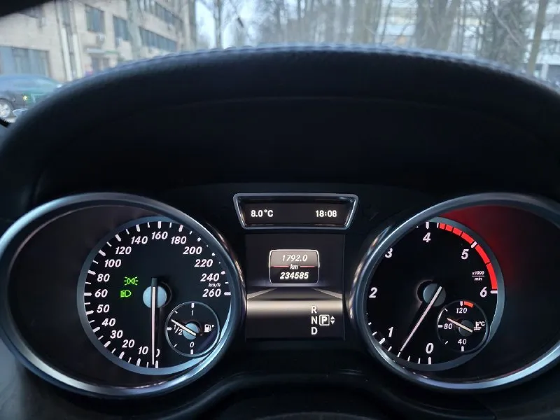 Mercedes-benz gl350 cdi 4 matic год выпуска 2013 дизельный 258 л. с. пробег 235 000 км цена 3 500 000 рублей стоит зимняя резина 1 сезон на дисках r18, в комплекте новая летняя резина на дисках r20 авто в отличном состоянии авто находится в г. донецк, днр +79497321929 - фотография - 8