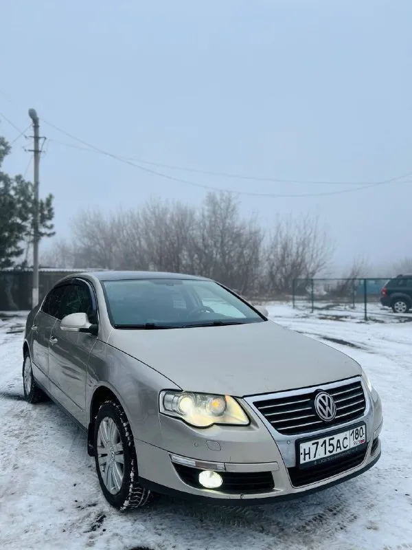 Volkswagen passat b6 год выпуска: 2008 : 1.8 tsi коробка : классический автомат не dsg технически автомобиль в исправном состоянии. установлен абсолютно новый двс без пробега. ходовая часть автомобиля перебрана, заменены все жидкости. комплектация: адаптивный свет, круиз контроль, датчик дождя, подогрев сидений, климат контроль, электро регулировка сидений и зеркал, auto-hold. цена: 720.000₽ возможна продажа в кредит по двум документам 💵 г. шахтерск +79493230053 📲 tg: виталий 📞 звоните: +7(949)3230053 - фотография - 3