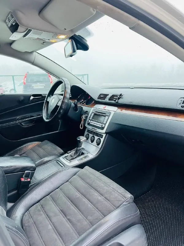 Volkswagen passat b6 год выпуска: 2008 : 1.8 tsi коробка : классический автомат не dsg технически автомобиль в исправном состоянии. установлен абсолютно новый двс без пробега. ходовая часть автомобиля перебрана, заменены все жидкости. комплектация: адаптивный свет, круиз контроль, датчик дождя, подогрев сидений, климат контроль, электро регулировка сидений и зеркал, auto-hold. цена: 720.000₽ возможна продажа в кредит по двум документам 💵 г. шахтерск +79493230053 📲 tg: виталий 📞 звоните: +7(949)3230053 - фотография - 7