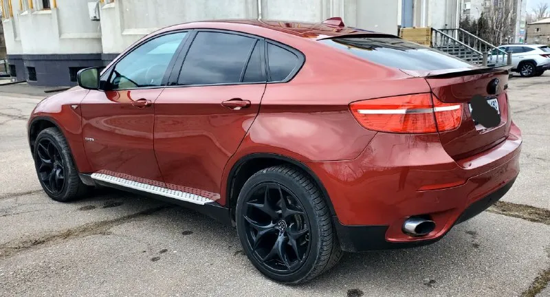 Легендарный bmw x6 в безупречном состоянии! 🔥 ​продаю свой автомобиль, который дарит эмоции каждый день. настоящий «икс» в заводском m-пакете. машина для тех, кто ищет живой экземпляр, а не «дрова». ​✅ основные параметры: ​год выпуска: 2009 ​двигатель: 3.0 л (306 л. с.) — идеальное сочетание динамики и налога. ​пробег: 190.000 км (родной, по состоянию видно). ​владельцы: 3 по птс. ​состояние машины — идеальное. полностью обслужена «от и до», никаких вложений не требует. мотор сухой, работает ровно, коробка переключает плавно. салон чистый, не прокуренный. внешне выглядит очень дерзко благодаря м-пакету. ​💰 цена: 1 650 000 руб. реальному покупателю торг💸 📍 осмотр: г. донецк 📞 связь: +7(949)003-60-29 - фотография - 4