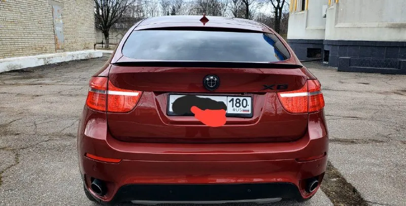 Легендарный bmw x6 в безупречном состоянии! 🔥 ​продаю свой автомобиль, который дарит эмоции каждый день. настоящий «икс» в заводском m-пакете. машина для тех, кто ищет живой экземпляр, а не «дрова». ​✅ основные параметры: ​год выпуска: 2009 ​двигатель: 3.0 л (306 л. с.) — идеальное сочетание динамики и налога. ​пробег: 190.000 км (родной, по состоянию видно). ​владельцы: 3 по птс. ​состояние машины — идеальное. полностью обслужена «от и до», никаких вложений не требует. мотор сухой, работает ровно, коробка переключает плавно. салон чистый, не прокуренный. внешне выглядит очень дерзко благодаря м-пакету. ​💰 цена: 1 650 000 руб. реальному покупателю торг💸 📍 осмотр: г. донецк 📞 связь: +7(949)003-60-29 - фотография - 5