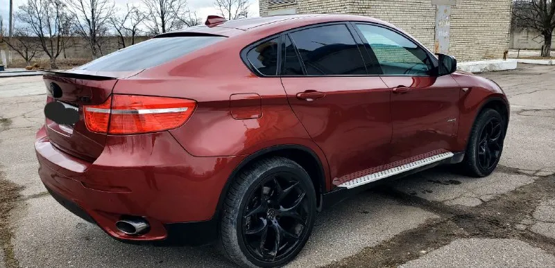 Легендарный bmw x6 в безупречном состоянии! 🔥 ​продаю свой автомобиль, который дарит эмоции каждый день. настоящий «икс» в заводском m-пакете. машина для тех, кто ищет живой экземпляр, а не «дрова». ​✅ основные параметры: ​год выпуска: 2009 ​двигатель: 3.0 л (306 л. с.) — идеальное сочетание динамики и налога. ​пробег: 190.000 км (родной, по состоянию видно). ​владельцы: 3 по птс. ​состояние машины — идеальное. полностью обслужена «от и до», никаких вложений не требует. мотор сухой, работает ровно, коробка переключает плавно. салон чистый, не прокуренный. внешне выглядит очень дерзко благодаря м-пакету. ​💰 цена: 1 650 000 руб. реальному покупателю торг💸 📍 осмотр: г. донецк 📞 связь: +7(949)003-60-29 - фотография - 6