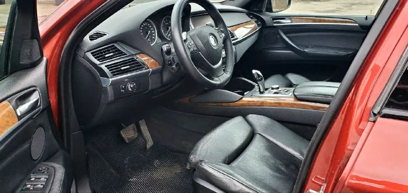 Легендарный bmw x6 в безупречном состоянии! 🔥 ​продаю свой автомобиль, который дарит эмоции каждый день. настоящий «икс» в заводском m-пакете. машина для тех, кто ищет живой экземпляр, а не «дрова». ​✅ основные параметры: ​год выпуска: 2009 ​двигатель: 3.0 л (306 л. с.) — идеальное сочетание динамики и налога. ​пробег: 190.000 км (родной, по состоянию видно). ​владельцы: 3 по птс. ​состояние машины — идеальное. полностью обслужена «от и до», никаких вложений не требует. мотор сухой, работает ровно, коробка переключает плавно. салон чистый, не прокуренный. внешне выглядит очень дерзко благодаря м-пакету. ​💰 цена: 1 650 000 руб. реальному покупателю торг💸 📍 осмотр: г. донецк 📞 связь: +7(949)003-60-29 - фотография - 7