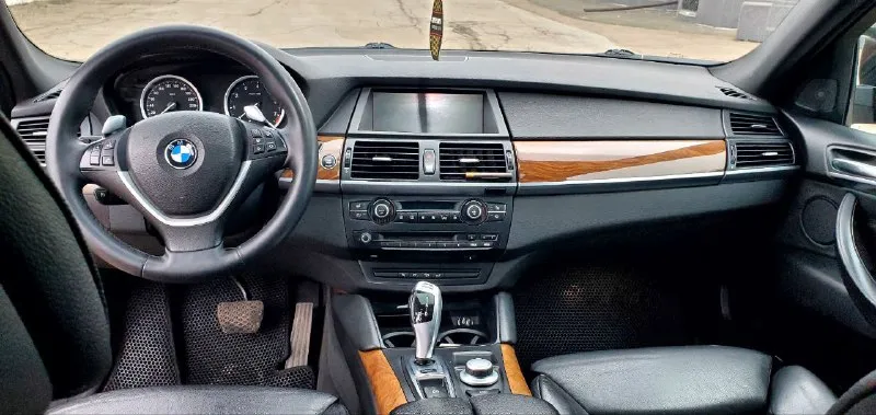 Легендарный bmw x6 в безупречном состоянии! 🔥 ​продаю свой автомобиль, который дарит эмоции каждый день. настоящий «икс» в заводском m-пакете. машина для тех, кто ищет живой экземпляр, а не «дрова». ​✅ основные параметры: ​год выпуска: 2009 ​двигатель: 3.0 л (306 л. с.) — идеальное сочетание динамики и налога. ​пробег: 190.000 км (родной, по состоянию видно). ​владельцы: 3 по птс. ​состояние машины — идеальное. полностью обслужена «от и до», никаких вложений не требует. мотор сухой, работает ровно, коробка переключает плавно. салон чистый, не прокуренный. внешне выглядит очень дерзко благодаря м-пакету. ​💰 цена: 1 650 000 руб. реальному покупателю торг💸 📍 осмотр: г. донецк 📞 связь: +7(949)003-60-29 - фотография - 8