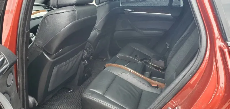 Легендарный bmw x6 в безупречном состоянии! 🔥 ​продаю свой автомобиль, который дарит эмоции каждый день. настоящий «икс» в заводском m-пакете. машина для тех, кто ищет живой экземпляр, а не «дрова». ​✅ основные параметры: ​год выпуска: 2009 ​двигатель: 3.0 л (306 л. с.) — идеальное сочетание динамики и налога. ​пробег: 190.000 км (родной, по состоянию видно). ​владельцы: 3 по птс. ​состояние машины — идеальное. полностью обслужена «от и до», никаких вложений не требует. мотор сухой, работает ровно, коробка переключает плавно. салон чистый, не прокуренный. внешне выглядит очень дерзко благодаря м-пакету. ​💰 цена: 1 650 000 руб. реальному покупателю торг💸 📍 осмотр: г. донецк 📞 связь: +7(949)003-60-29 - фотография - 9