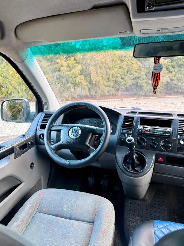 Продам volkswagen t5 1.9 tdi 2007 год 1 владелец за всю жизнь, пассажир 7+1 мест по кузову авто в очень достойном состоянии, двигатель без нареканий, коробка 5ст переключается легко, ничего не хрустит и не выбивает, по электрике все работает, пробег автомобиля 281 000км, заводская рабочая webasto, abs, asc, led фары, свет отличный, ходовка перебранная, все без нареканий, категория b, стоит отличная зимняя резина, авто в очень достойном состоянии, по запросу пришлю видео работы двс и обзор по кругу 🔄 по документам любое переоформление ✅ цена 1 100 000 рублей торг минимальный!) макеевка, звоните +79495570537 феникс либо +79920409993 теле2 📞 🇷🇺 звоните: +79495570537 - фотография - 10