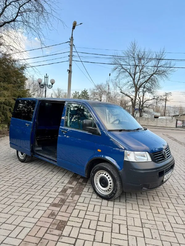 Продам volkswagen t5 1.9 tdi 2007 год 1 владелец за всю жизнь, пассажир 7+1 мест по кузову авто в очень достойном состоянии, двигатель без нареканий, коробка 5ст переключается легко, ничего не хрустит и не выбивает, по электрике все работает, пробег автомобиля 281 000км, заводская рабочая webasto, abs, asc, led фары, свет отличный, ходовка перебранная, все без нареканий, категория b, стоит отличная зимняя резина, авто в очень достойном состоянии, по запросу пришлю видео работы двс и обзор по кругу 🔄 по документам любое переоформление ✅ цена 1 100 000 рублей торг минимальный!) макеевка, звоните +79495570537 феникс либо +79920409993 теле2 📞 🇷🇺 звоните: +79495570537 - фотография - 5