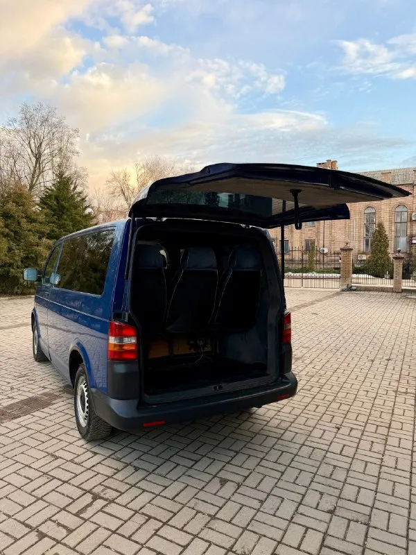 Продам volkswagen t5 1.9 tdi 2007 год 1 владелец за всю жизнь, пассажир 7+1 мест по кузову авто в очень достойном состоянии, двигатель без нареканий, коробка 5ст переключается легко, ничего не хрустит и не выбивает, по электрике все работает, пробег автомобиля 281 000км, заводская рабочая webasto, abs, asc, led фары, свет отличный, ходовка перебранная, все без нареканий, категория b, стоит отличная зимняя резина, авто в очень достойном состоянии, по запросу пришлю видео работы двс и обзор по кругу 🔄 по документам любое переоформление ✅ цена 1 100 000 рублей торг минимальный!) макеевка, звоните +79495570537 феникс либо +79920409993 теле2 📞 🇷🇺 звоните: +79495570537 - фотография - 7