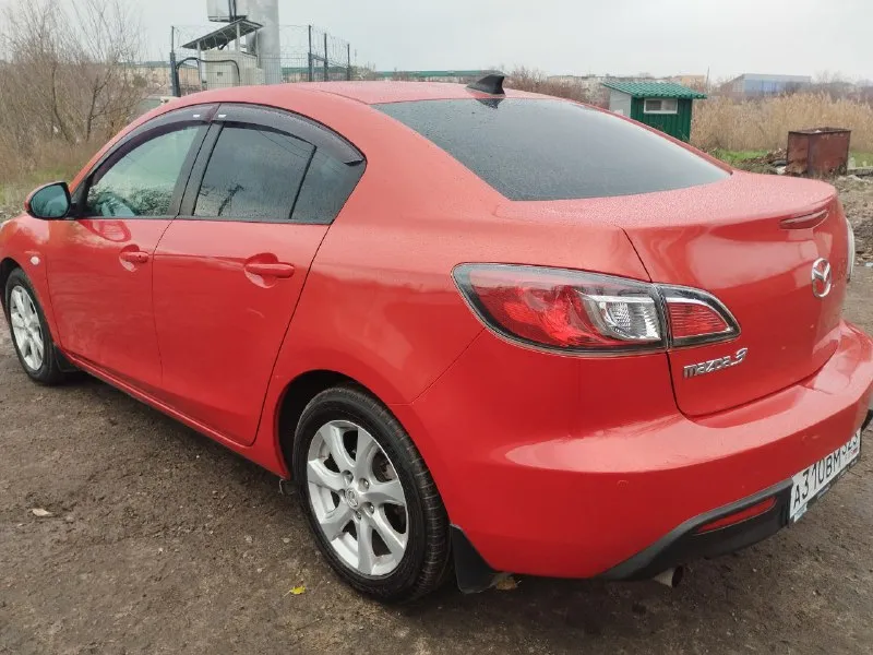 Mazda 3 mazda 3 год выпуска 2011 пробег 178 тысяч км. двигатель 1.6 в идеальном состоянии в идеальном состоянии кузов в родном окрасе (бампера имеют вторичный окрас) стекла родные включая лобовое резина новая (только лето) климат контроль холодит отлично ходовая вложений не требует машина находится в мариуполе цена 920 тысяч рублей +79497260544 📲 tg: 6356 📞 звоните: +7(949)7260544 - фотография - 3