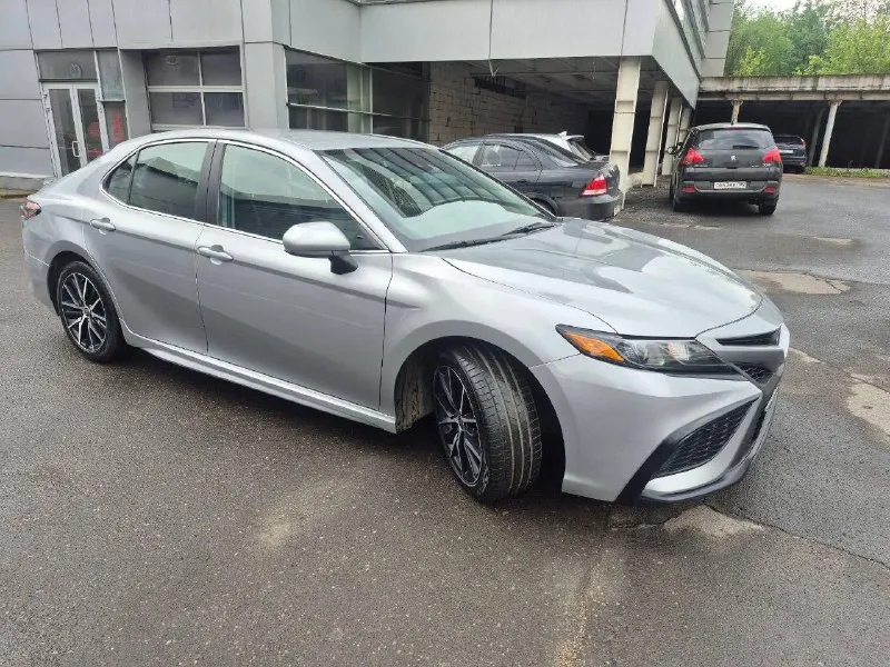 Продам камри2.5se,2021года,72000км родного пробега, машина в керамике в хорошем состоянии, все расходники заменены, контроль удержания в полосе, автоматическое торможение при сближении, мультируль,2комплекта резины, машина в донецке, цена 3100000р. +79495089339,на обмен только кроссовер, официальное переоформление в 20числах апреля 2026года. звоните все подробно расскажу - фотография - 5