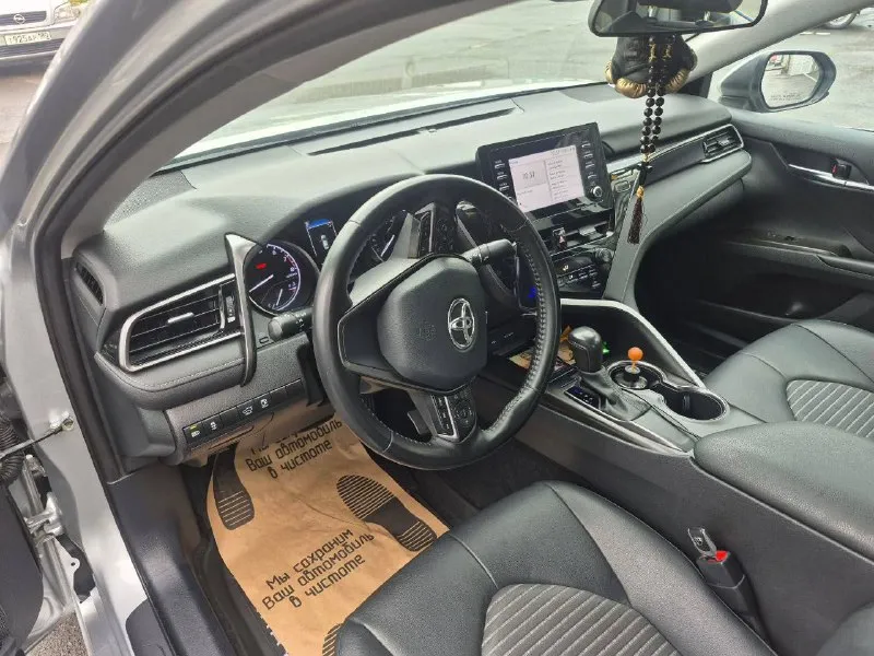 Продам камри2.5se,2021года,72000км родного пробега, машина в керамике в хорошем состоянии, все расходники заменены, контроль удержания в полосе, автоматическое торможение при сближении, мультируль,2комплекта резины, машина в донецке, цена 3100000р. +79495089339,на обмен только кроссовер, официальное переоформление в 20числах апреля 2026года. звоните все подробно расскажу - фотография - 8