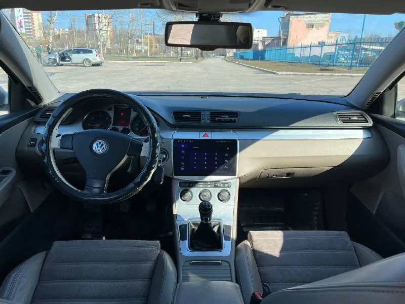Продам автомобиль, volkswagen passat b6, 2.0 tdi, 2008 год, автомобиль в отличном состоянии, полностью обслужен, двигатель коробка в идеале, турбина работает хорошо, по ходовой части без нареканий, автомобиль вложений не требует, хорошая комплектация, новая резина, качественная музыка, с документами полный порядок, пробег 260 тыс. км. г. мариуполь. цена 695 000 руб торг, рассмотрю обмен. +79490908280 - фотография - 7