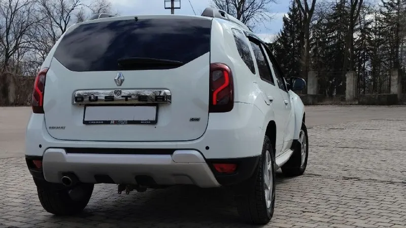 Renault duster 2.0 механика 6 ст. 2016 г. полный привод. гбо. 187 т. км. богатая комплектация. 1 владелец. цена: 950.000 рублей техосмотр пройден. юридически чистый. документы в порядке, готовые к переоформлению. кузов оцинкованный, без ржавчины. имеются жизненные моменты в виде сколов и притертости на двери, ничего критического, из-за этого цена автомобиля снижена. техническое состояния без каких-либо вопросов, вложений не требует. в комплектацию входит: отключаемый полный привод, кондиционер, электрообогрев лобового стекла, заднего, зеркал, передних сидений, круиз-контроль, камера заднего хода с парктрониками, удобная мультимедиа система, противотуманные фары, литые оригинальные диски на свежей белшине, электропривод зеркал и всех стекол, ограничители дверей, заводские лэд фары. тот самый полноприводный, свежий, надежный, комфортный паркетник до миллиона. дастер не оставляет шансов конкурентам. днр, донецк, ленинский р-н. +79494631520 📞 звоните: +7(949)4631520 - фотография - 3