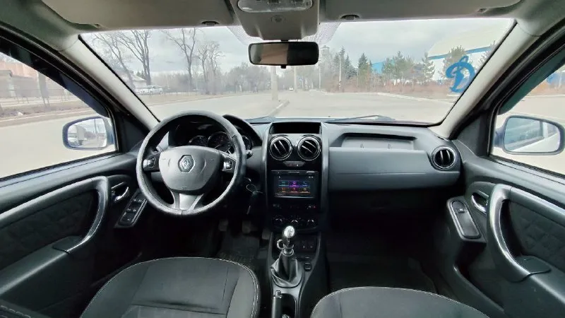 Renault duster 2.0 механика 6 ст. 2016 г. полный привод. гбо. 187 т. км. богатая комплектация. 1 владелец. цена: 950.000 рублей техосмотр пройден. юридически чистый. документы в порядке, готовые к переоформлению. кузов оцинкованный, без ржавчины. имеются жизненные моменты в виде сколов и притертости на двери, ничего критического, из-за этого цена автомобиля снижена. техническое состояния без каких-либо вопросов, вложений не требует. в комплектацию входит: отключаемый полный привод, кондиционер, электрообогрев лобового стекла, заднего, зеркал, передних сидений, круиз-контроль, камера заднего хода с парктрониками, удобная мультимедиа система, противотуманные фары, литые оригинальные диски на свежей белшине, электропривод зеркал и всех стекол, ограничители дверей, заводские лэд фары. тот самый полноприводный, свежий, надежный, комфортный паркетник до миллиона. дастер не оставляет шансов конкурентам. днр, донецк, ленинский р-н. +79494631520 📞 звоните: +7(949)4631520 - фотография - 6