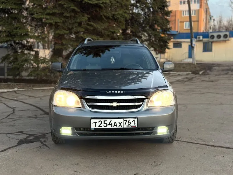 Chevrolet lacetti! 2012 года выпуска газ-бензин евро4 мотор 1.6. 109 л. с. механика кондиционер. гидроусилитель руля. 4 электростеклоподьемника. электрорегулировка зеркал. система abs. подушки безопасности airbag. подогрев заднего стекла, подогревы зеркал заднего вида. автомобиль в отличном техническом состоянии. мотор не троит, не дымит, работает ровно, масло от замены до замены. коробка работает отлично все скорости включаются без хруста. подвеска сбитая без лишних посторонних звуков, машина уверенно держит дорогу. по электрике работает абсолютно все. на крыше установлены заводские рейлинги. кузов в хорошем состоянии, дно, арки, пороги, низа дверей целые. автомобиль полностью комплектный( запаска, домкрат, балонный ключ) по электрике все исправно, работает каждая кнопка. автомобиль на новой зимней резине yokohama. летняя резина тоже в комплекте. юридически чиста г. макеевка. цена: 595000р торг +79493935825 +79495358342 - фотография - 2