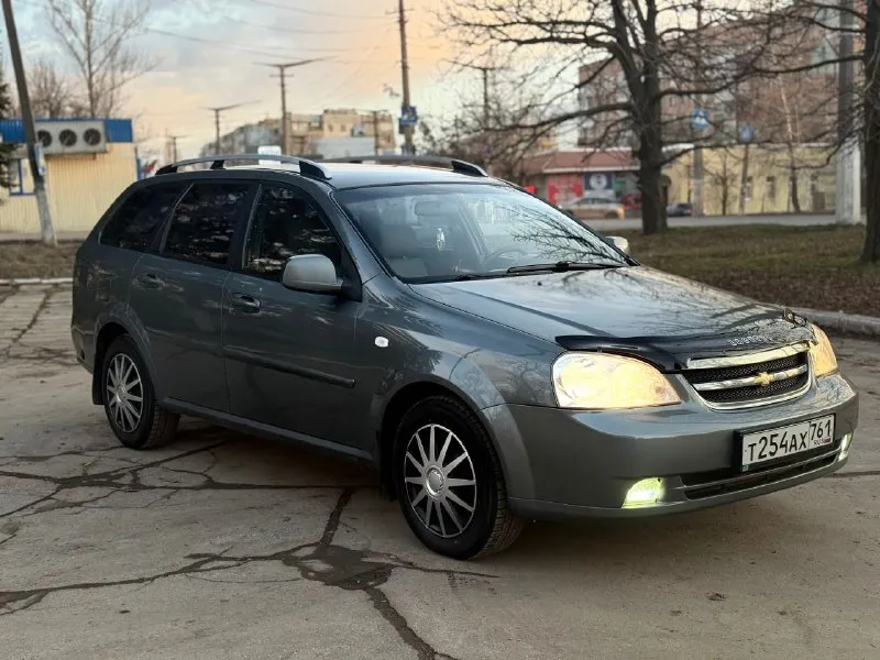 Chevrolet lacetti! 2012 года выпуска газ-бензин евро4 мотор 1.6. 109 л. с. механика кондиционер. гидроусилитель руля. 4 электростеклоподьемника. электрорегулировка зеркал. система abs. подушки безопасности airbag. подогрев заднего стекла, подогревы зеркал заднего вида. автомобиль в отличном техническом состоянии. мотор не троит, не дымит, работает ровно, масло от замены до замены. коробка работает отлично все скорости включаются без хруста. подвеска сбитая без лишних посторонних звуков, машина уверенно держит дорогу. по электрике работает абсолютно все. на крыше установлены заводские рейлинги. кузов в хорошем состоянии, дно, арки, пороги, низа дверей целые. автомобиль полностью комплектный( запаска, домкрат, балонный ключ) по электрике все исправно, работает каждая кнопка. автомобиль на новой зимней резине yokohama. летняя резина тоже в комплекте. юридически чиста г. макеевка. цена: 595000р торг +79493935825 +79495358342 - фотография - 3