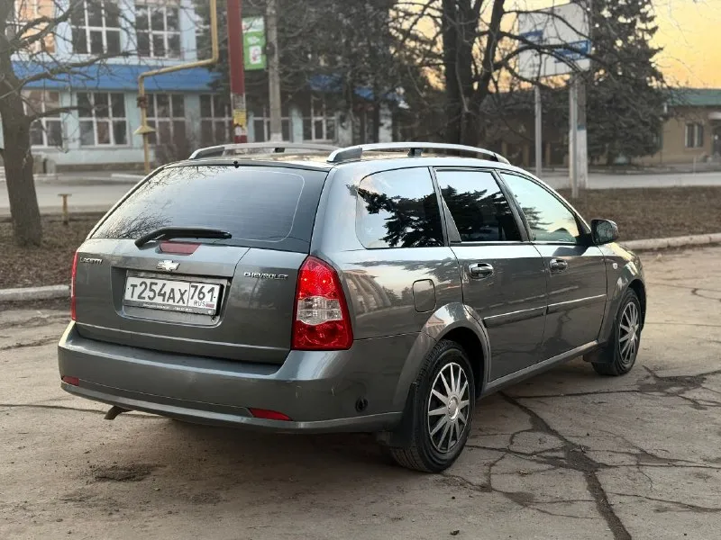 Chevrolet lacetti! 2012 года выпуска газ-бензин евро4 мотор 1.6. 109 л. с. механика кондиционер. гидроусилитель руля. 4 электростеклоподьемника. электрорегулировка зеркал. система abs. подушки безопасности airbag. подогрев заднего стекла, подогревы зеркал заднего вида. автомобиль в отличном техническом состоянии. мотор не троит, не дымит, работает ровно, масло от замены до замены. коробка работает отлично все скорости включаются без хруста. подвеска сбитая без лишних посторонних звуков, машина уверенно держит дорогу. по электрике работает абсолютно все. на крыше установлены заводские рейлинги. кузов в хорошем состоянии, дно, арки, пороги, низа дверей целые. автомобиль полностью комплектный( запаска, домкрат, балонный ключ) по электрике все исправно, работает каждая кнопка. автомобиль на новой зимней резине yokohama. летняя резина тоже в комплекте. юридически чиста г. макеевка. цена: 595000р торг +79493935825 +79495358342 - фотография - 4