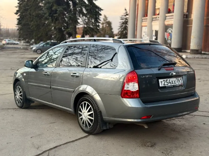 Chevrolet lacetti! 2012 года выпуска газ-бензин евро4 мотор 1.6. 109 л. с. механика кондиционер. гидроусилитель руля. 4 электростеклоподьемника. электрорегулировка зеркал. система abs. подушки безопасности airbag. подогрев заднего стекла, подогревы зеркал заднего вида. автомобиль в отличном техническом состоянии. мотор не троит, не дымит, работает ровно, масло от замены до замены. коробка работает отлично все скорости включаются без хруста. подвеска сбитая без лишних посторонних звуков, машина уверенно держит дорогу. по электрике работает абсолютно все. на крыше установлены заводские рейлинги. кузов в хорошем состоянии, дно, арки, пороги, низа дверей целые. автомобиль полностью комплектный( запаска, домкрат, балонный ключ) по электрике все исправно, работает каждая кнопка. автомобиль на новой зимней резине yokohama. летняя резина тоже в комплекте. юридически чиста г. макеевка. цена: 595000р торг +79493935825 +79495358342 - фотография - 5
