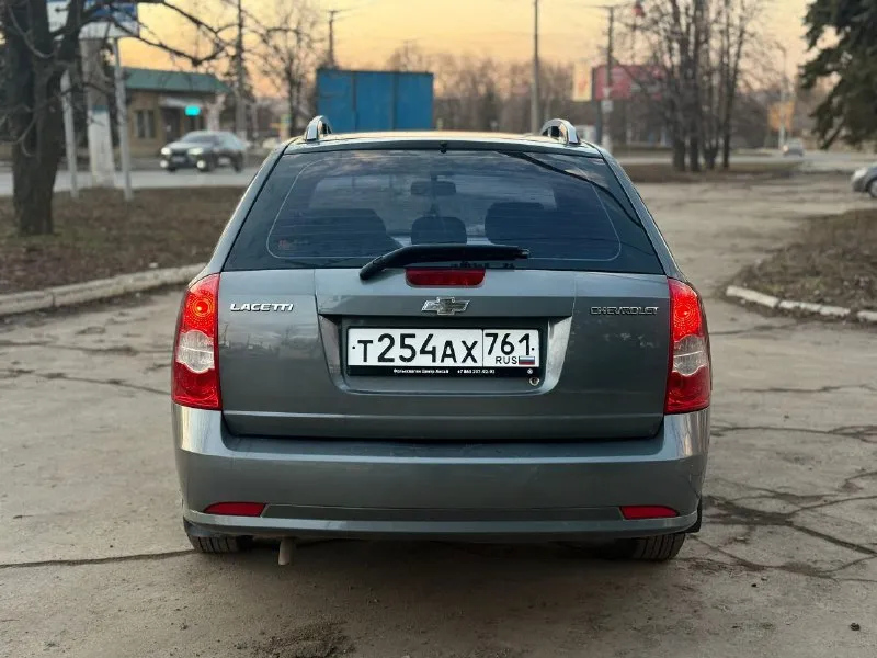 Chevrolet lacetti! 2012 года выпуска газ-бензин евро4 мотор 1.6. 109 л. с. механика кондиционер. гидроусилитель руля. 4 электростеклоподьемника. электрорегулировка зеркал. система abs. подушки безопасности airbag. подогрев заднего стекла, подогревы зеркал заднего вида. автомобиль в отличном техническом состоянии. мотор не троит, не дымит, работает ровно, масло от замены до замены. коробка работает отлично все скорости включаются без хруста. подвеска сбитая без лишних посторонних звуков, машина уверенно держит дорогу. по электрике работает абсолютно все. на крыше установлены заводские рейлинги. кузов в хорошем состоянии, дно, арки, пороги, низа дверей целые. автомобиль полностью комплектный( запаска, домкрат, балонный ключ) по электрике все исправно, работает каждая кнопка. автомобиль на новой зимней резине yokohama. летняя резина тоже в комплекте. юридически чиста г. макеевка. цена: 595000р торг +79493935825 +79495358342 - фотография - 6