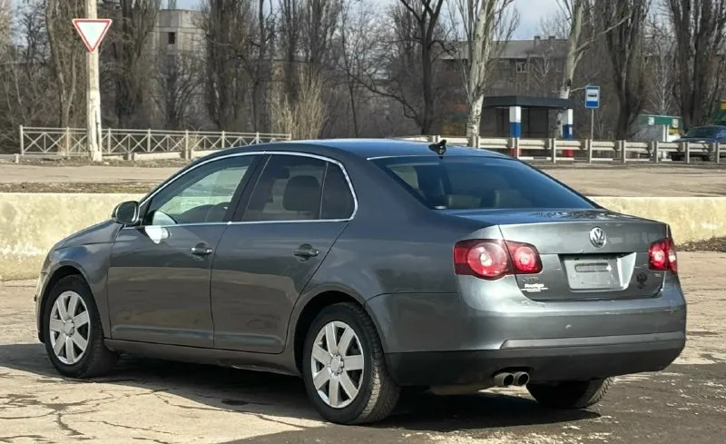 ‼️продам‼️ volkswagen jetta год:2009 мотор:2.5 коробка:автомат (aisin) привод:передний возможна продажа в кредит или обмен на ваше авто мишина в достойном состоянии, ничего делать не нужно, сел и поехал. по технике все работает, 180 учет, доки все чистые, автотека зеленая. не гнилая, все целое комплектация: кондиционер, мультимедиа с навигацией, так же bluetooth, камера заднего вида, датчик дождя, датчик света, круиз контроль. коробка переключает четко, без пинков цена:650.00 возможен обмен тел +79790040080 телеграмм +79495130731 📞 звоните: +7(949)5130731 - фотография - 2