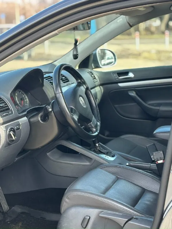 ‼️продам‼️ volkswagen jetta год:2009 мотор:2.5 коробка:автомат (aisin) привод:передний возможна продажа в кредит или обмен на ваше авто мишина в достойном состоянии, ничего делать не нужно, сел и поехал. по технике все работает, 180 учет, доки все чистые, автотека зеленая. не гнилая, все целое комплектация: кондиционер, мультимедиа с навигацией, так же bluetooth, камера заднего вида, датчик дождя, датчик света, круиз контроль. коробка переключает четко, без пинков цена:650.00 возможен обмен тел +79790040080 телеграмм +79495130731 📞 звоните: +7(949)5130731 - фотография - 3