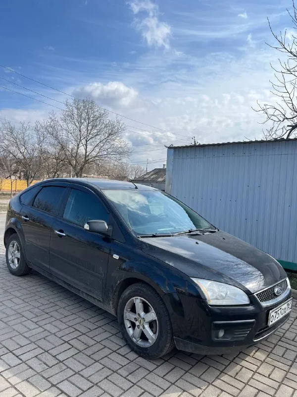 Продам ford focus 2 ghia год: 2007 пробег: 247 родной двигатель 1.8 бенз 125лс нареканий нет, едет классно, ходовая часть недавно обслужена, новые колодки тормозные диски, делать ничего не нужно, салон очень хорошо сохранился не затертый, кузов в очень достойном состоянии без гнили и коррозии, днище все целое! в дтп не был все крепления везде завод! полная комплектация ghia с двух-зонным климатом подогревами сидений, лобового, зеркал, стабилизация, дисковые тормоза вкруг, стеклоподьемники вкруг, подрулевое управление музыкой, эл. фары, птф, бортовик, стекло лобовое без трещин стоит заводское с обогревом! автомобиль уже на летней резине практически новой! на данный момент вложений не требует. документы чистые, птс оригинал! тех осмотр есть. торг есть цена: 545000р 📍мариуполь 📞+79496463727 - фотография - 2