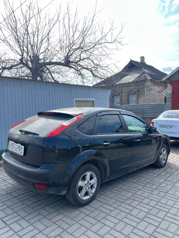 Продам ford focus 2 ghia год: 2007 пробег: 247 родной двигатель 1.8 бенз 125лс нареканий нет, едет классно, ходовая часть недавно обслужена, новые колодки тормозные диски, делать ничего не нужно, салон очень хорошо сохранился не затертый, кузов в очень достойном состоянии без гнили и коррозии, днище все целое! в дтп не был все крепления везде завод! полная комплектация ghia с двух-зонным климатом подогревами сидений, лобового, зеркал, стабилизация, дисковые тормоза вкруг, стеклоподьемники вкруг, подрулевое управление музыкой, эл. фары, птф, бортовик, стекло лобовое без трещин стоит заводское с обогревом! автомобиль уже на летней резине практически новой! на данный момент вложений не требует. документы чистые, птс оригинал! тех осмотр есть. торг есть цена: 545000р 📍мариуполь 📞+79496463727 - фотография - 3