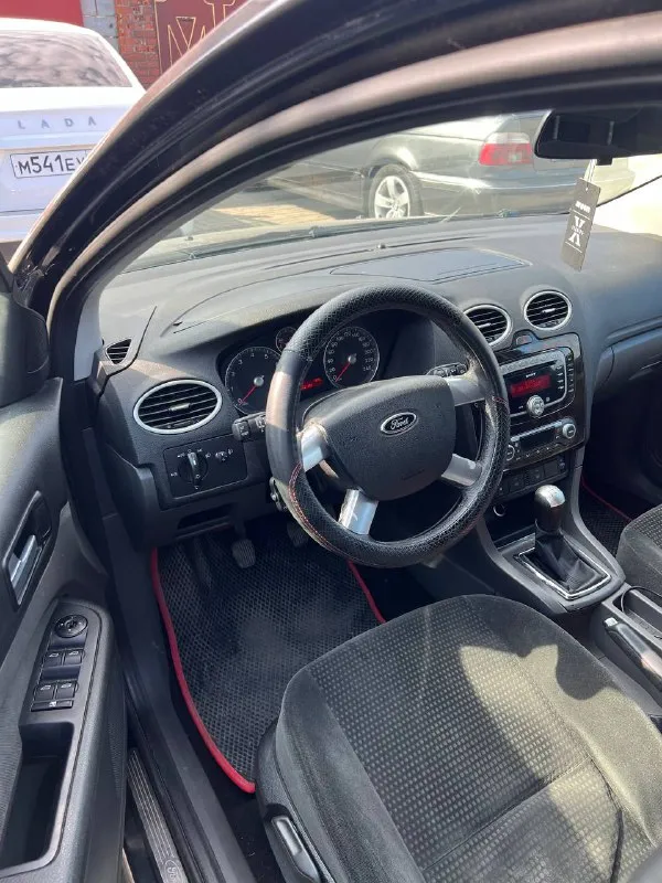Продам ford focus 2 ghia год: 2007 пробег: 247 родной двигатель 1.8 бенз 125лс нареканий нет, едет классно, ходовая часть недавно обслужена, новые колодки тормозные диски, делать ничего не нужно, салон очень хорошо сохранился не затертый, кузов в очень достойном состоянии без гнили и коррозии, днище все целое! в дтп не был все крепления везде завод! полная комплектация ghia с двух-зонным климатом подогревами сидений, лобового, зеркал, стабилизация, дисковые тормоза вкруг, стеклоподьемники вкруг, подрулевое управление музыкой, эл. фары, птф, бортовик, стекло лобовое без трещин стоит заводское с обогревом! автомобиль уже на летней резине практически новой! на данный момент вложений не требует. документы чистые, птс оригинал! тех осмотр есть. торг есть цена: 545000р 📍мариуполь 📞+79496463727 - фотография - 8