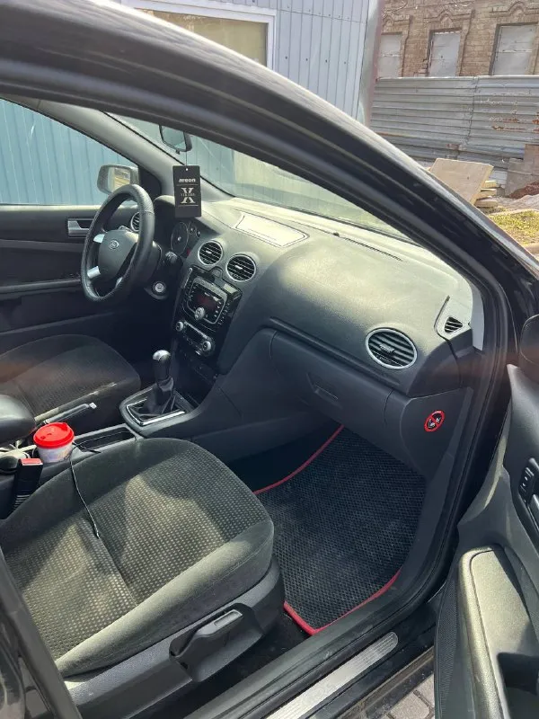 Продам ford focus 2 ghia год: 2007 пробег: 247 родной двигатель 1.8 бенз 125лс нареканий нет, едет классно, ходовая часть недавно обслужена, новые колодки тормозные диски, делать ничего не нужно, салон очень хорошо сохранился не затертый, кузов в очень достойном состоянии без гнили и коррозии, днище все целое! в дтп не был все крепления везде завод! полная комплектация ghia с двух-зонным климатом подогревами сидений, лобового, зеркал, стабилизация, дисковые тормоза вкруг, стеклоподьемники вкруг, подрулевое управление музыкой, эл. фары, птф, бортовик, стекло лобовое без трещин стоит заводское с обогревом! автомобиль уже на летней резине практически новой! на данный момент вложений не требует. документы чистые, птс оригинал! тех осмотр есть. торг есть цена: 545000р 📍мариуполь 📞+79496463727 - фотография - 9