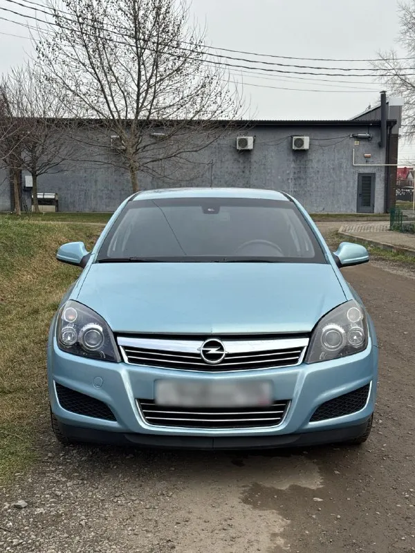Продам opel astra год выпуска: 2010 : 1,8 л. , механика. пробег: 165 тыс. км. ✅ 2 владельца. ✅ кузов в хорошем состоянии, все стекла родные. автомобиль обслужен от и до. проведено много работ. полностью перебрана подвеска, в идеальном состоянии. , коробка без каких-либо нареканий. все работает как и должно. за машиной следили и ухаживали. времени и средств не жалели. замена масла каждые 7 тыс. км. салон в хорошем состоянии, чистый, не прокуренный. под чехлами отличные сидения. хорошая комплектация, есть все необходимое. отличная ксеноновая оптика. эл. рег. фар и зеркал. датчик света и дождя. эл. стеклоподъемники. мультируль. ✅ два комплекта дисков с резиной. летний комплект yokohama на родных, красивых дисках. ✅ два ключа. ✅ сервисные книги. тех. осмотр сделан. цена: 650 ₽ хороший торг будет! +7(949)606-44-51 по вопросам звоните. нахожусь в донецке. . 📞 звоните: +7(949)6064451 - фотография - 2