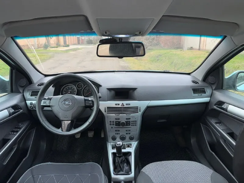 Продам opel astra год выпуска: 2010 : 1,8 л. , механика. пробег: 165 тыс. км. ✅ 2 владельца. ✅ кузов в хорошем состоянии, все стекла родные. автомобиль обслужен от и до. проведено много работ. полностью перебрана подвеска, в идеальном состоянии. , коробка без каких-либо нареканий. все работает как и должно. за машиной следили и ухаживали. времени и средств не жалели. замена масла каждые 7 тыс. км. салон в хорошем состоянии, чистый, не прокуренный. под чехлами отличные сидения. хорошая комплектация, есть все необходимое. отличная ксеноновая оптика. эл. рег. фар и зеркал. датчик света и дождя. эл. стеклоподъемники. мультируль. ✅ два комплекта дисков с резиной. летний комплект yokohama на родных, красивых дисках. ✅ два ключа. ✅ сервисные книги. тех. осмотр сделан. цена: 650 ₽ хороший торг будет! +7(949)606-44-51 по вопросам звоните. нахожусь в донецке. . 📞 звоните: +7(949)6064451 - фотография - 8