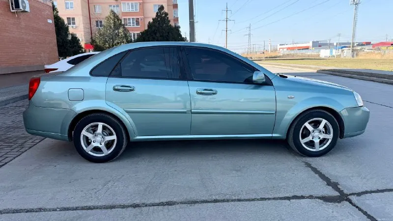 Цена: 510.000₽. торг продаю chevrolet lacetti по документам авто чистая, любое оформление, тех-осмотр пройден, автомобиль в отличном состоянии, пробег родной, автотека зеленая, кузов весь ровный, без дтп, без гнили и ржавчины, пороги и дно в идеальном состоянии. по технической части автомобиль полностью обслужен, двигатель работает тихо, масло не ест от слова совсем, коробка работает идеально, ходовая полностью обслужена, комплектация: кондиционер, стеклоподъемники, электрозеркала с подогревом, штатная сигнализация, мультируль, abs, магнитола pioneer, отличная летняя резина на литье. звоните в любое время. возможен обмен, с вашей доплатой. двигатель: 1.6.бензин. год: 2009. пробег: 220 к. коробка: механика 5 ст. г харцызск-макеевка. тел +79490402844 николай 📞 звоните: +7(949)0402844 - фотография - 5