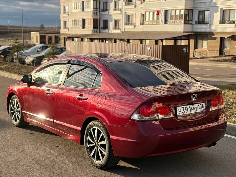 Honda civic 1.8 at executive 2009 год автомат автомобиль в прекрасном состоянии! технически без замечаний кузов ровный красивый, не гнилой без рыжиков вмятин и царапин! мотор работает мягко масло не расходует коробка переключает мягко лепестки работают! установлена качественная магнитола, задняя камера климат рабочий подогревы сидений установлены хорошие led верх низ автомобиль обслужен ! остальные вопросы по телефону: цена 780 000₽ +79496361868 - фотография - 4