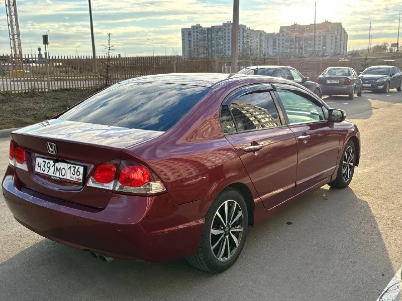 Honda civic 1.8 at executive 2009 год автомат автомобиль в прекрасном состоянии! технически без замечаний кузов ровный красивый, не гнилой без рыжиков вмятин и царапин! мотор работает мягко масло не расходует коробка переключает мягко лепестки работают! установлена качественная магнитола, задняя камера климат рабочий подогревы сидений установлены хорошие led верх низ автомобиль обслужен ! остальные вопросы по телефону: цена 780 000₽ +79496361868 - фотография - 5
