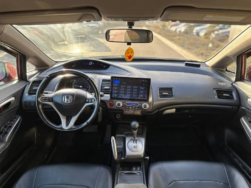 Honda civic 1.8 at executive 2009 год автомат автомобиль в прекрасном состоянии! технически без замечаний кузов ровный красивый, не гнилой без рыжиков вмятин и царапин! мотор работает мягко масло не расходует коробка переключает мягко лепестки работают! установлена качественная магнитола, задняя камера климат рабочий подогревы сидений установлены хорошие led верх низ автомобиль обслужен ! остальные вопросы по телефону: цена 780 000₽ +79496361868 - фотография - 8