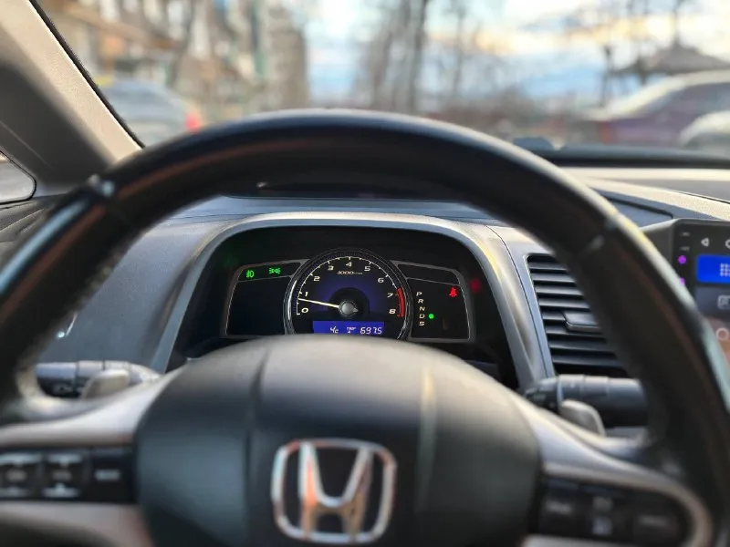 Honda civic 1.8 at executive 2009 год автомат автомобиль в прекрасном состоянии! технически без замечаний кузов ровный красивый, не гнилой без рыжиков вмятин и царапин! мотор работает мягко масло не расходует коробка переключает мягко лепестки работают! установлена качественная магнитола, задняя камера климат рабочий подогревы сидений установлены хорошие led верх низ автомобиль обслужен ! остальные вопросы по телефону: цена 780 000₽ +79496361868 - фотография - 9