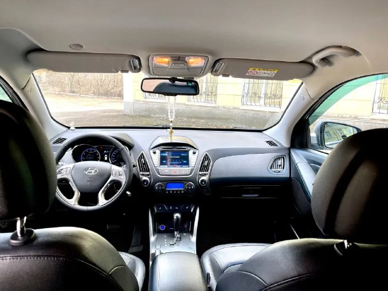 Предлагаю к вашему вниманию hyundai ix 35 2013г. restyling 4wd 2.0at. автомобиль в идеальном состоянии. мотор работает без посторонних звуков. коробка работает идеально, переключает плавно без тычков и пинков. пробег 182.ooo. все стекла в круг родные. по ходовой без нареканий. пред максимальная комплектация в которую входит: комбинирование кожаные сиденье, подогревы всех сидений, подогрев руля, магнитола с сенсорным экраном и bluetooth, сигнализация starline, датчик света, датчик дождя, камера заднего вида и многое другое. любые проверки на любом вашем сто цена 1,420🍋 торг. все вопросы по 📞+7-949-522-70-98📞 - фотография - 10