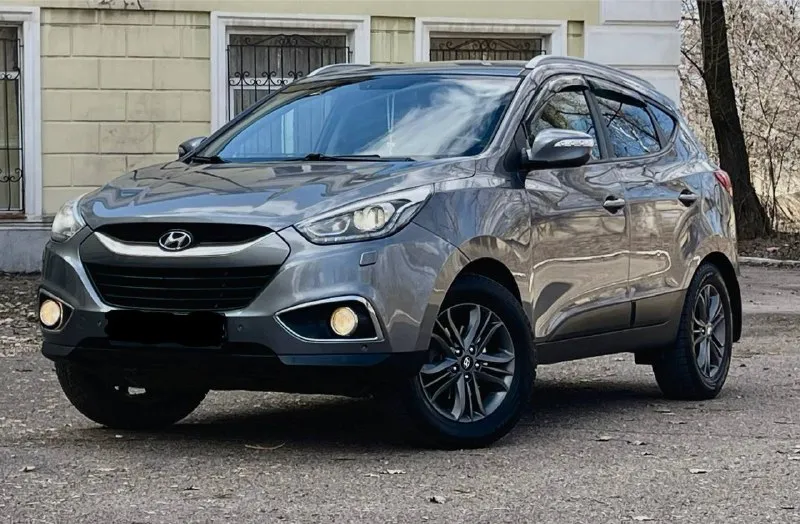 Предлагаю к вашему вниманию hyundai ix 35 2013г. restyling 4wd 2.0at. автомобиль в идеальном состоянии. мотор работает без посторонних звуков. коробка работает идеально, переключает плавно без тычков и пинков. пробег 182.ooo. все стекла в круг родные. по ходовой без нареканий. пред максимальная комплектация в которую входит: комбинирование кожаные сиденье, подогревы всех сидений, подогрев руля, магнитола с сенсорным экраном и bluetooth, сигнализация starline, датчик света, датчик дождя, камера заднего вида и многое другое. любые проверки на любом вашем сто цена 1,420🍋 торг. все вопросы по 📞+7-949-522-70-98📞 - фотография - 3
