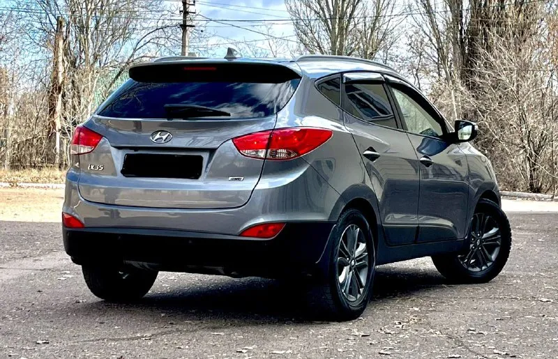 Предлагаю к вашему вниманию hyundai ix 35 2013г. restyling 4wd 2.0at. автомобиль в идеальном состоянии. мотор работает без посторонних звуков. коробка работает идеально, переключает плавно без тычков и пинков. пробег 182.ooo. все стекла в круг родные. по ходовой без нареканий. пред максимальная комплектация в которую входит: комбинирование кожаные сиденье, подогревы всех сидений, подогрев руля, магнитола с сенсорным экраном и bluetooth, сигнализация starline, датчик света, датчик дождя, камера заднего вида и многое другое. любые проверки на любом вашем сто цена 1,420🍋 торг. все вопросы по 📞+7-949-522-70-98📞 - фотография - 4