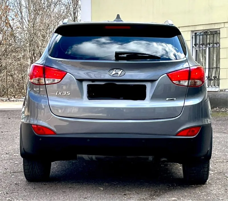Предлагаю к вашему вниманию hyundai ix 35 2013г. restyling 4wd 2.0at. автомобиль в идеальном состоянии. мотор работает без посторонних звуков. коробка работает идеально, переключает плавно без тычков и пинков. пробег 182.ooo. все стекла в круг родные. по ходовой без нареканий. пред максимальная комплектация в которую входит: комбинирование кожаные сиденье, подогревы всех сидений, подогрев руля, магнитола с сенсорным экраном и bluetooth, сигнализация starline, датчик света, датчик дождя, камера заднего вида и многое другое. любые проверки на любом вашем сто цена 1,420🍋 торг. все вопросы по 📞+7-949-522-70-98📞 - фотография - 5