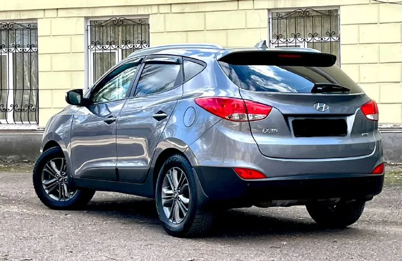 Предлагаю к вашему вниманию hyundai ix 35 2013г. restyling 4wd 2.0at. автомобиль в идеальном состоянии. мотор работает без посторонних звуков. коробка работает идеально, переключает плавно без тычков и пинков. пробег 182.ooo. все стекла в круг родные. по ходовой без нареканий. пред максимальная комплектация в которую входит: комбинирование кожаные сиденье, подогревы всех сидений, подогрев руля, магнитола с сенсорным экраном и bluetooth, сигнализация starline, датчик света, датчик дождя, камера заднего вида и многое другое. любые проверки на любом вашем сто цена 1,420🍋 торг. все вопросы по 📞+7-949-522-70-98📞 - фотография - 6