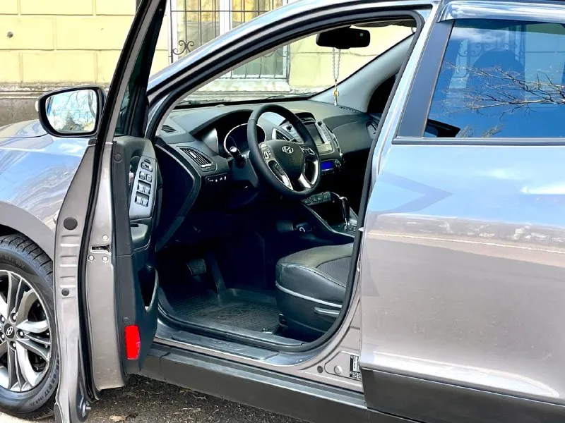 Предлагаю к вашему вниманию hyundai ix 35 2013г. restyling 4wd 2.0at. автомобиль в идеальном состоянии. мотор работает без посторонних звуков. коробка работает идеально, переключает плавно без тычков и пинков. пробег 182.ooo. все стекла в круг родные. по ходовой без нареканий. пред максимальная комплектация в которую входит: комбинирование кожаные сиденье, подогревы всех сидений, подогрев руля, магнитола с сенсорным экраном и bluetooth, сигнализация starline, датчик света, датчик дождя, камера заднего вида и многое другое. любые проверки на любом вашем сто цена 1,420🍋 торг. все вопросы по 📞+7-949-522-70-98📞 - фотография - 7