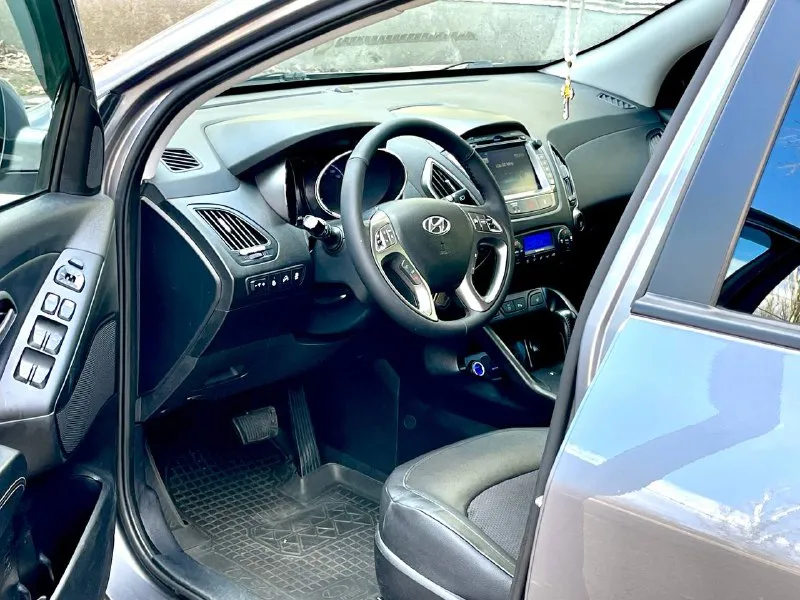 Предлагаю к вашему вниманию hyundai ix 35 2013г. restyling 4wd 2.0at. автомобиль в идеальном состоянии. мотор работает без посторонних звуков. коробка работает идеально, переключает плавно без тычков и пинков. пробег 182.ooo. все стекла в круг родные. по ходовой без нареканий. пред максимальная комплектация в которую входит: комбинирование кожаные сиденье, подогревы всех сидений, подогрев руля, магнитола с сенсорным экраном и bluetooth, сигнализация starline, датчик света, датчик дождя, камера заднего вида и многое другое. любые проверки на любом вашем сто цена 1,420🍋 торг. все вопросы по 📞+7-949-522-70-98📞 - фотография - 8