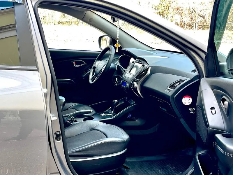 Предлагаю к вашему вниманию hyundai ix 35 2013г. restyling 4wd 2.0at. автомобиль в идеальном состоянии. мотор работает без посторонних звуков. коробка работает идеально, переключает плавно без тычков и пинков. пробег 182.ooo. все стекла в круг родные. по ходовой без нареканий. пред максимальная комплектация в которую входит: комбинирование кожаные сиденье, подогревы всех сидений, подогрев руля, магнитола с сенсорным экраном и bluetooth, сигнализация starline, датчик света, датчик дождя, камера заднего вида и многое другое. любые проверки на любом вашем сто цена 1,420🍋 торг. все вопросы по 📞+7-949-522-70-98📞 - фотография - 9