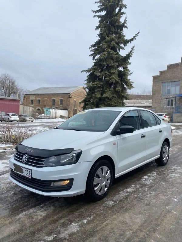 Продам volkswagen polo 2019 года, оригинальный пробег 143 тыс. км. по документам второй собственник, переоформление без проблем. ( тех. осмотр пройден), можно сразу ехать в мрэо без очередей! коробка автомат ( шести ступенчатая, работает идеально, ) двигатель 1.6 ( масло не берёт, работает очень тихо, без всяких посторонних звуков) по ходовой части всё что требовалось, обслуживал, на данный момент без вложений. не гремит от слова совсем! в общем машина в хорошем состоянии, салон ухоженный, не затертый, ржавчины и гнили нету, за машиной следил и ухаживал, дно в заводском состоянии! в хорошей комплектации: кондиционер ( работает), гидроусилитель руля, обогрев лобового, заднего и боковых зеркал, музыка, эл. зеркала, сигнализация, центральный замок, 4 стеклоподъёмника, бортовой компьютер, подушки безопасности, зимняя резина! цена 900 тыс. руб. алчевск, перевальск, +79590143378 📞 звоните: +7(959)0143378 - фотография - 1