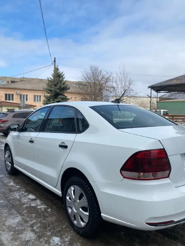 Продам volkswagen polo 2019 года, оригинальный пробег 143 тыс. км. по документам второй собственник, переоформление без проблем. ( тех. осмотр пройден), можно сразу ехать в мрэо без очередей! коробка автомат ( шести ступенчатая, работает идеально, ) двигатель 1.6 ( масло не берёт, работает очень тихо, без всяких посторонних звуков) по ходовой части всё что требовалось, обслуживал, на данный момент без вложений. не гремит от слова совсем! в общем машина в хорошем состоянии, салон ухоженный, не затертый, ржавчины и гнили нету, за машиной следил и ухаживал, дно в заводском состоянии! в хорошей комплектации: кондиционер ( работает), гидроусилитель руля, обогрев лобового, заднего и боковых зеркал, музыка, эл. зеркала, сигнализация, центральный замок, 4 стеклоподъёмника, бортовой компьютер, подушки безопасности, зимняя резина! цена 900 тыс. руб. алчевск, перевальск, +79590143378 📞 звоните: +7(959)0143378 - фотография - 3