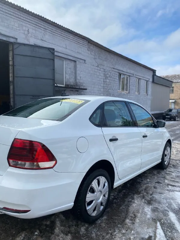 Продам volkswagen polo 2019 года, оригинальный пробег 143 тыс. км. по документам второй собственник, переоформление без проблем. ( тех. осмотр пройден), можно сразу ехать в мрэо без очередей! коробка автомат ( шести ступенчатая, работает идеально, ) двигатель 1.6 ( масло не берёт, работает очень тихо, без всяких посторонних звуков) по ходовой части всё что требовалось, обслуживал, на данный момент без вложений. не гремит от слова совсем! в общем машина в хорошем состоянии, салон ухоженный, не затертый, ржавчины и гнили нету, за машиной следил и ухаживал, дно в заводском состоянии! в хорошей комплектации: кондиционер ( работает), гидроусилитель руля, обогрев лобового, заднего и боковых зеркал, музыка, эл. зеркала, сигнализация, центральный замок, 4 стеклоподъёмника, бортовой компьютер, подушки безопасности, зимняя резина! цена 900 тыс. руб. алчевск, перевальск, +79590143378 📞 звоните: +7(959)0143378 - фотография - 4