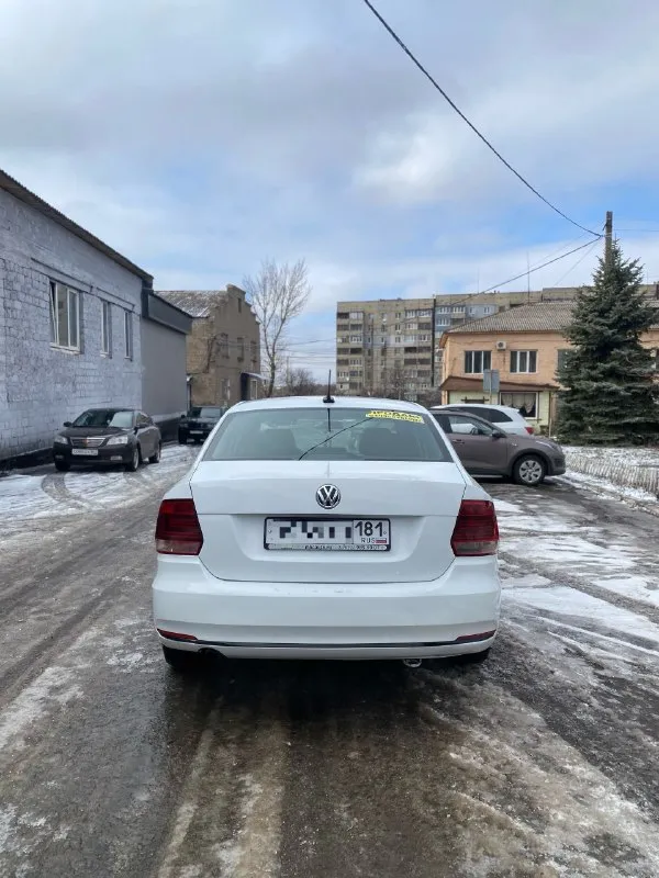 Продам volkswagen polo 2019 года, оригинальный пробег 143 тыс. км. по документам второй собственник, переоформление без проблем. ( тех. осмотр пройден), можно сразу ехать в мрэо без очередей! коробка автомат ( шести ступенчатая, работает идеально, ) двигатель 1.6 ( масло не берёт, работает очень тихо, без всяких посторонних звуков) по ходовой части всё что требовалось, обслуживал, на данный момент без вложений. не гремит от слова совсем! в общем машина в хорошем состоянии, салон ухоженный, не затертый, ржавчины и гнили нету, за машиной следил и ухаживал, дно в заводском состоянии! в хорошей комплектации: кондиционер ( работает), гидроусилитель руля, обогрев лобового, заднего и боковых зеркал, музыка, эл. зеркала, сигнализация, центральный замок, 4 стеклоподъёмника, бортовой компьютер, подушки безопасности, зимняя резина! цена 900 тыс. руб. алчевск, перевальск, +79590143378 📞 звоните: +7(959)0143378 - фотография - 6