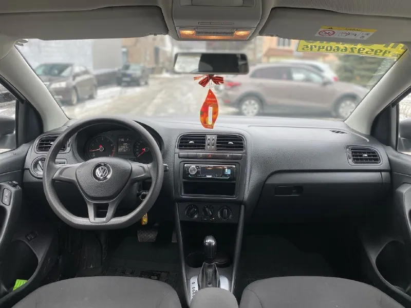 Продам volkswagen polo 2019 года, оригинальный пробег 143 тыс. км. по документам второй собственник, переоформление без проблем. ( тех. осмотр пройден), можно сразу ехать в мрэо без очередей! коробка автомат ( шести ступенчатая, работает идеально, ) двигатель 1.6 ( масло не берёт, работает очень тихо, без всяких посторонних звуков) по ходовой части всё что требовалось, обслуживал, на данный момент без вложений. не гремит от слова совсем! в общем машина в хорошем состоянии, салон ухоженный, не затертый, ржавчины и гнили нету, за машиной следил и ухаживал, дно в заводском состоянии! в хорошей комплектации: кондиционер ( работает), гидроусилитель руля, обогрев лобового, заднего и боковых зеркал, музыка, эл. зеркала, сигнализация, центральный замок, 4 стеклоподъёмника, бортовой компьютер, подушки безопасности, зимняя резина! цена 900 тыс. руб. алчевск, перевальск, +79590143378 📞 звоните: +7(959)0143378 - фотография - 7